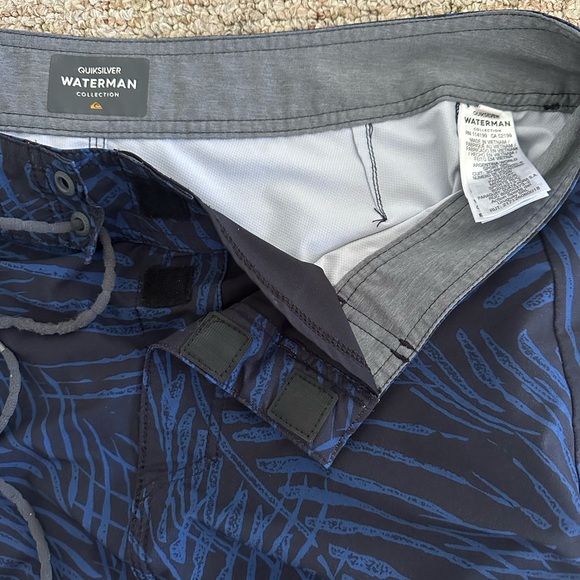 Bundle of 2 mens size 36 Quiksilver board shorts - Picture 3 of 11